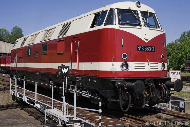 V180 auf Drehscheibe am Löbauer Maschinenhaus bei den Ostsächsische Eisenbahnfreunden